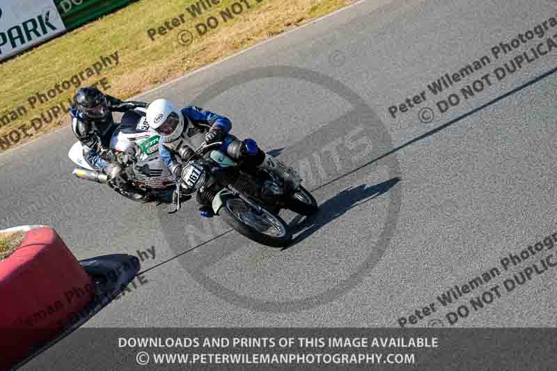 Vintage motorcycle club;eventdigitalimages;mallory park;mallory park trackday photographs;no limits trackdays;peter wileman photography;trackday digital images;trackday photos;vmcc festival 1000 bikes photographs